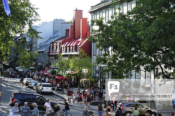 Frau  Mann  Mensch  Menschen  Gebäude  Straße  Großstadt  Querformat  Fußgänger  Altstadt  Kanada  Quebec  Quebec City