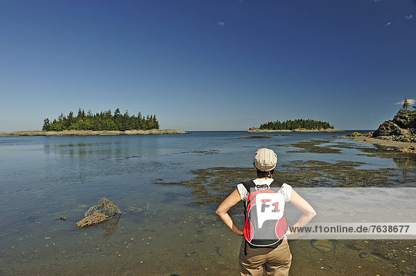 Nationalpark  Wasser  Frau  Sommer  Baum  Tourist  Rucksackurlaub  Querformat  Insel  besichtigen  Kanada  Quebec  Tourismus