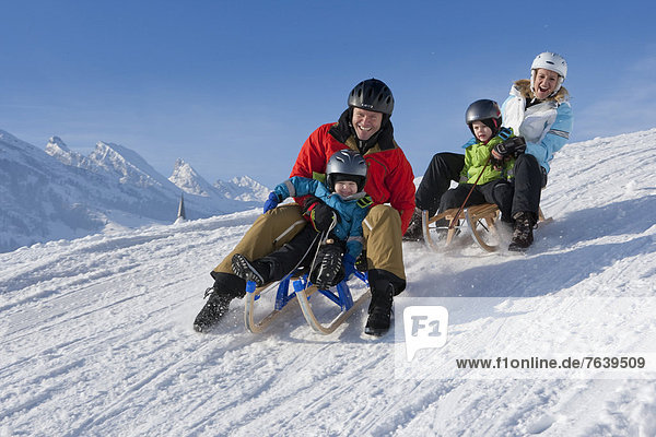 Freizeit Wintersport Berg Winter Sport Abenteuer fahren Schlitten mitfahren
