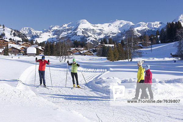 Winter gehen Dorf wandern Ski Langlaufski