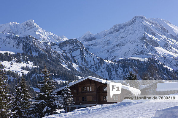 Europa Winter Dorf Chalet Landhaus Bern Berner Oberland Schweiz Berghütte Almhütte