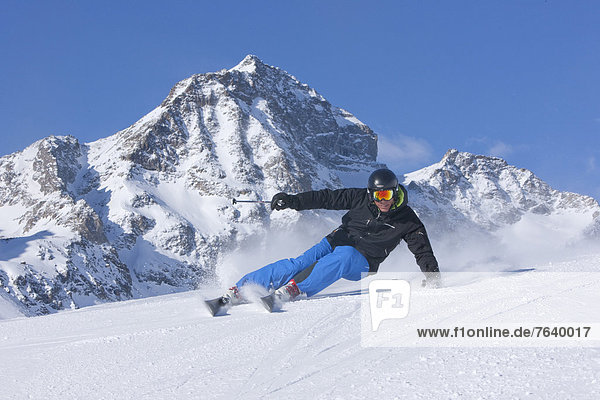 Freizeit Wintersport Winter Mann Sport Abenteuer schnitzen Skisport Ski Kanton Graubünden