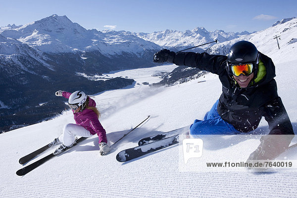 Freizeit Wintersport Frau Winter Mann Sport Abenteuer schnitzen Skisport Ski Kanton Graubünden