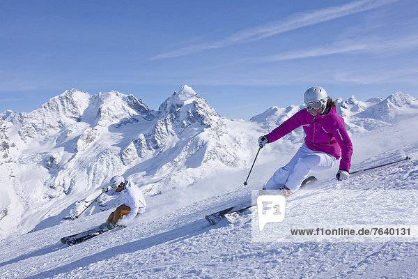 Frau Berg Winter Mann schnitzen Skisport Ski Ansicht Kanton Graubünden Wintersport