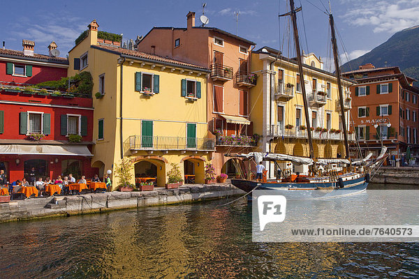 Europa Wohnhaus Gebäude Stadt Großstadt See Boot Gardasee Italien