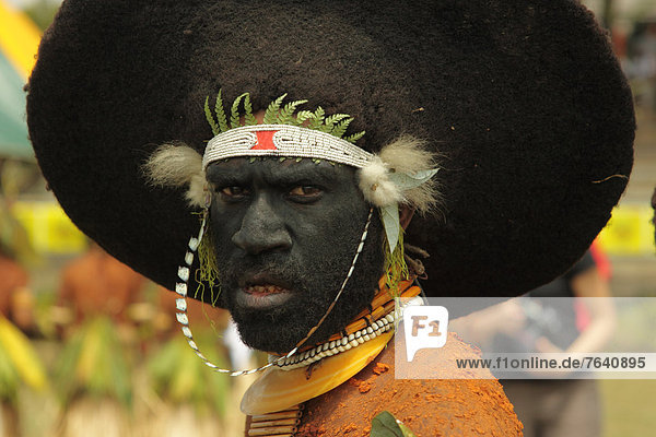 Mensch  Menschen  Kultur  Haar  Ethnisches Erscheinungsbild  Volksstamm  Stamm  Gesichtsbemalung  Ozeanien  Papua-Neuguinea  Regenwald  Show  Perücke