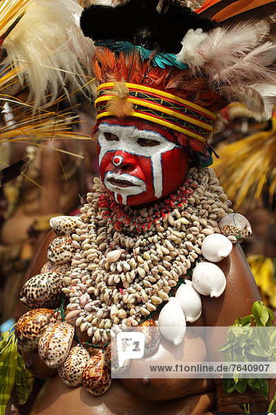 Portrait  Mensch  Menschen  Kultur  Kopfschmuck  Halskette  Kette  Ethnisches Erscheinungsbild  Gesichtsbemalung  Collier  Ozeanien  alt  Papua-Neuguinea  Regenwald  Show