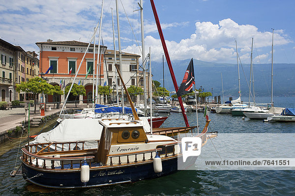 Fischereihafen  Fischerhafen  leer  Außenaufnahme  Hafen  Europa  Tag  niemand  Boot  Schiff  Tourismus  Gardasee  Gardone Riviera  Italien