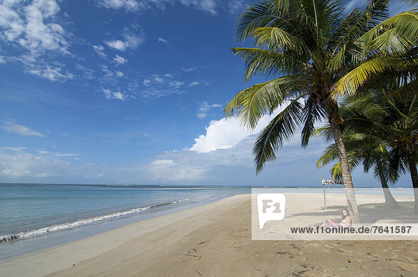 Frau  Strand  Mensch  Küste  Meer  weiblich - Mensch  Karibik  Puerto Rico  Sandstrand  Luquillo  Puerto Rico  Antillen  Große Antillen  Palmenstrand