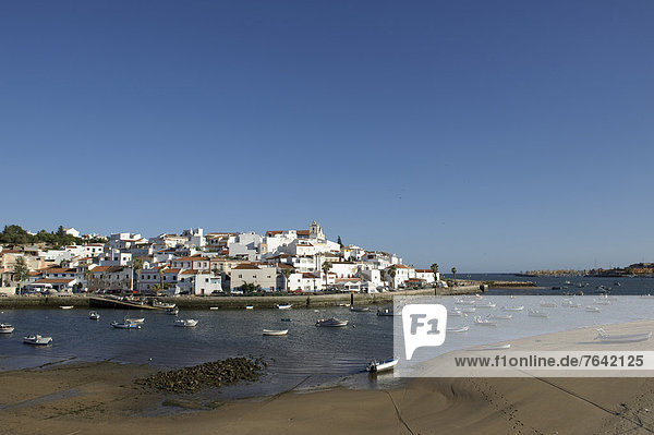 Europa Wohnhaus Strand Gebäude Küste Boot Meer schwimmen Algarve Ferragudo Fischerdorf Portugal