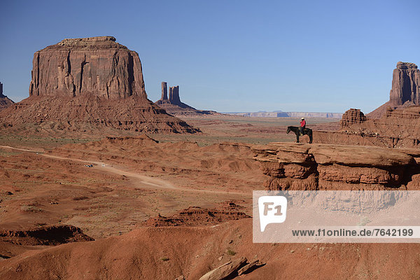 Vereinigte Staaten von Amerika USA Amerika fahren Reise Fäustling Indianer Nordamerika Arizona Süden Reiter Ethnisches Erscheinungsbild Kayenta Arizona Monument Valley Navajo Sandstein