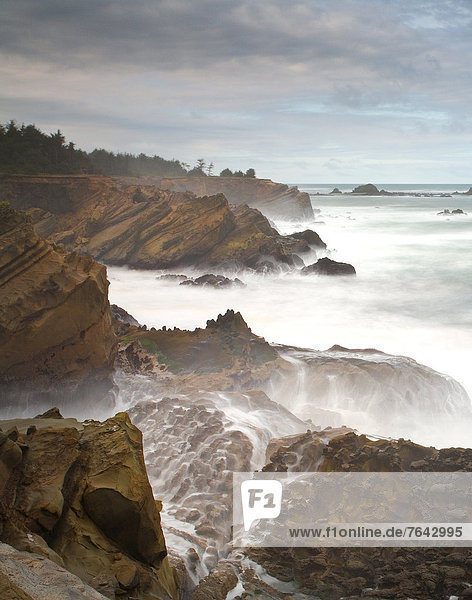 Vereinigte Staaten von Amerika  USA  Felsbrocken  Landschaftlich schön  landschaftlich reizvoll  Wasser  Amerika  Strand  Landschaft  Ozean  Steilküste  Küste  Natur  Oregon