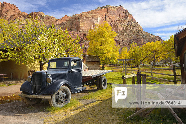 Vereinigte Staaten von Amerika USA Nationalpark Amerika Bauernhof Hof Höfe Retro Herbst Nordamerika Lastkraftwagen Obstgarten Hochebene Capitol Reef Nationalpark Colorado Laub alt Utah