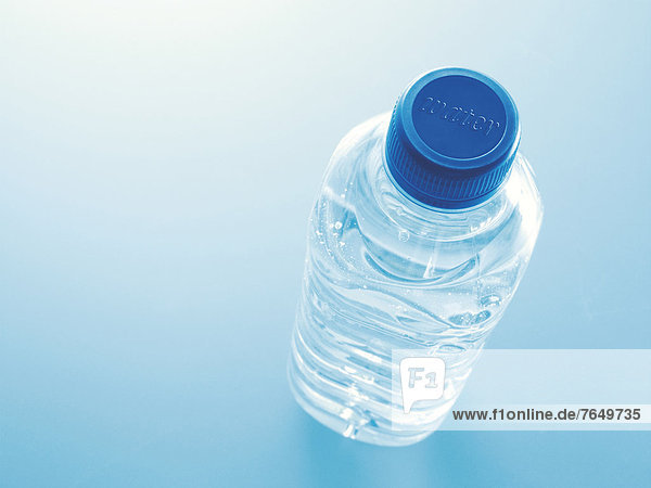 'Plastikflasche voller Wasser mit dem Wort ''water'' auf dem Deckel'