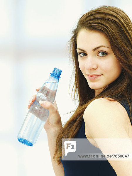 Junge Frau mit Wasserflasche