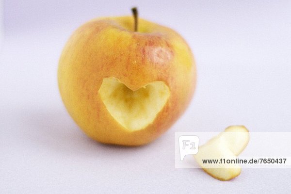 Apfel mit Herzschnitzerei