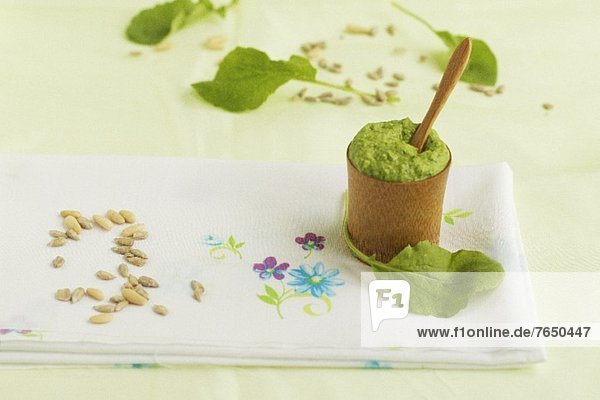 Pesto aus Radieschenblätter und Sonneblumenkerne