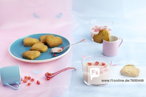 Kardamomplätzchen und Rosen-Granatapfel-Pannacotta