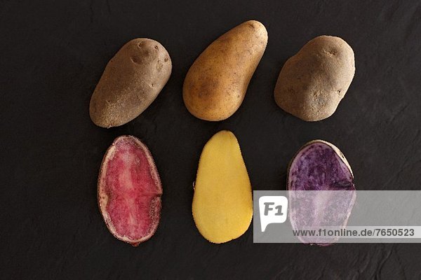 Verschiedene Kartoffelsorten auf Schiefer