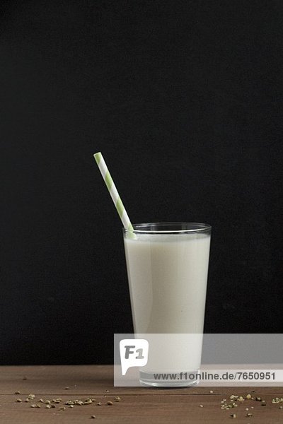 Hanf Cannabis handgemacht Milch