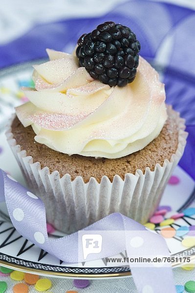 Vanille-Cupcake mit Sahne und frischer Brombeere