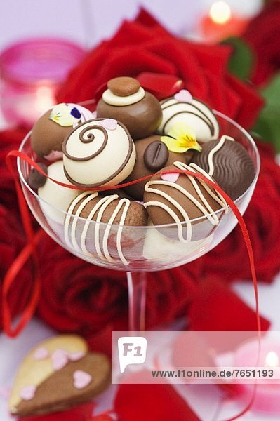 Schokoladenkonfekt in Sektschale zum Valentinstag