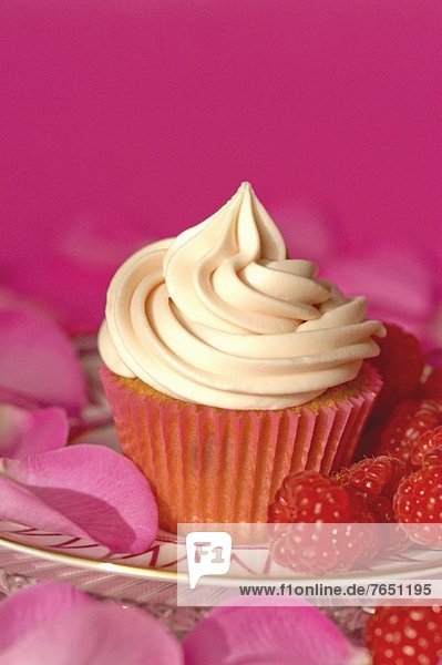 Cupcake mit Vanillecreme  Himbeeren und Rosenblättern