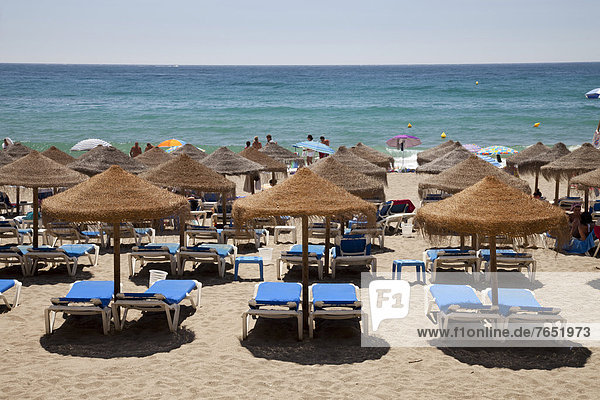 Europa  Strand  Regenschirm  Schirm  Bett  Sand  Sonnenschirm Andalusien  Marbella  Spanien  Sonne