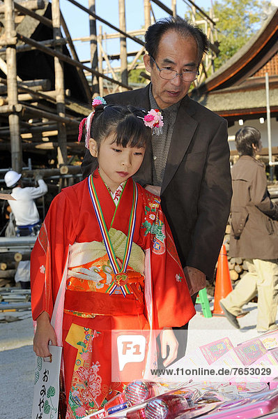 Spazierstock  Stock  Menschlicher Vater  Tasche  halten  Ostasien  lang  langes  langer  lange  rot  Süßigkeit  Tochter  Asien  Japan  Kimono  Kyoto