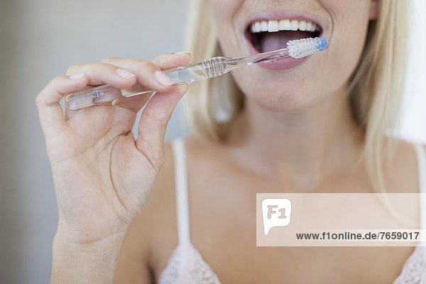 Frau beim Zähneputzen  abgeschnitten