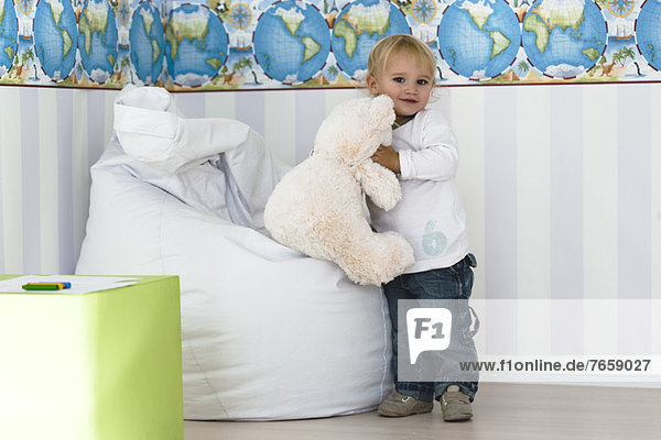 Baby Junge mit Teddybär in der Hand