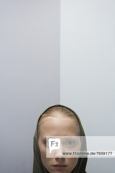 Junge Frau mit Kapuze Portrait