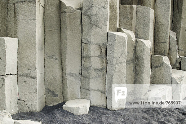 Basalt und schwarzer Sand Nahaufnahme Island