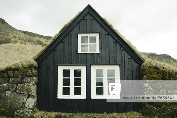 Typisch isländisches Haus mit Gründach  Island