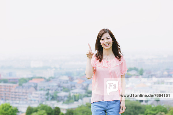 Frau  zeigen  lächeln  Blick in die Kamera  japanisch