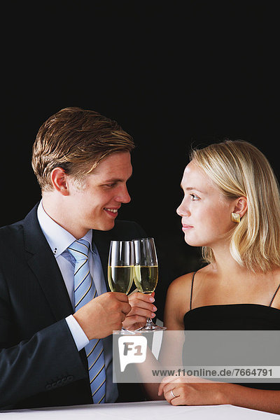 Paar stößt an mit Wein