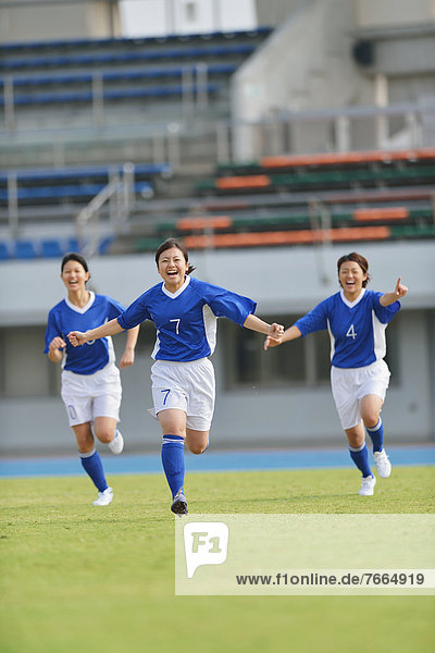 Frau Fußball spielen