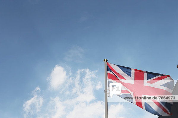 Himmel und britische Flagge