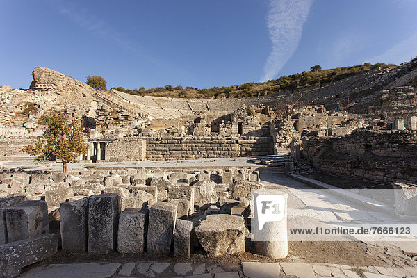 Blick auf das antike Theater in Ephesus  Ephesos  Selcuk  Türkei