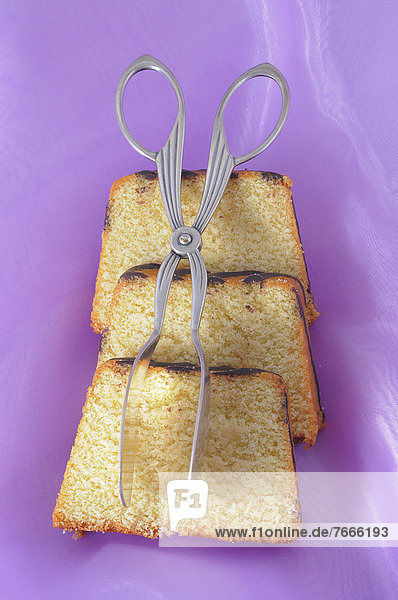 Topfkuchen, Kuchenscheiben mit Gebäckzange