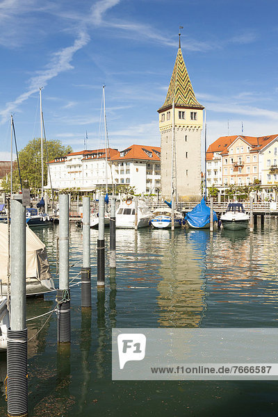Hafen von Lindau am Bodensee mit Mangturm  Lindau  Bayern  Deutschland  Europa  ÖffentlicherGrund