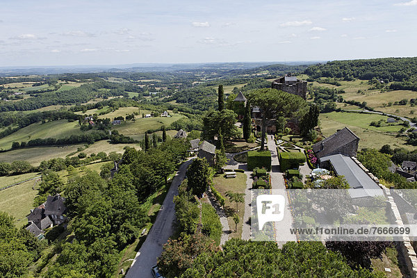 Burg  Schloss  Turenne  wird als eines der schönsten Dörfer Frankreichs bezeichnet  Les Plus Beaux Villages de France  CorrËze  Limousin  Frankreich  Europa