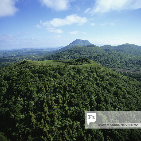 Puy des Goules vor Puy de Dome Parc Naturel RÈgional des Volcans d'Auvergne Regionaler Naturpark Volcans d'Auvergne Puy de Dome Auvergne Frankreich Europa