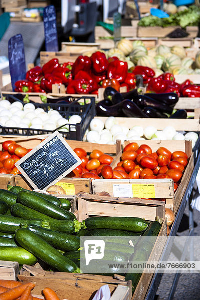 Gemüsestand  Wochenmarkt  Sault  Vaucluse  Provence  Frankreich  Europa