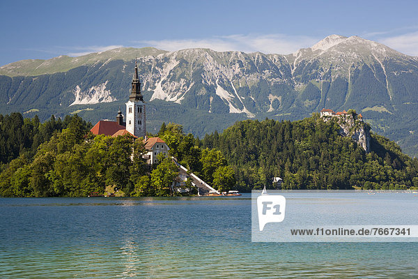 Bleder See  Blick zur Wallfahrtsinsel  zur Burg und zu den Steiner Alpen  Nationalpark Triglav  Slowenien  Europa