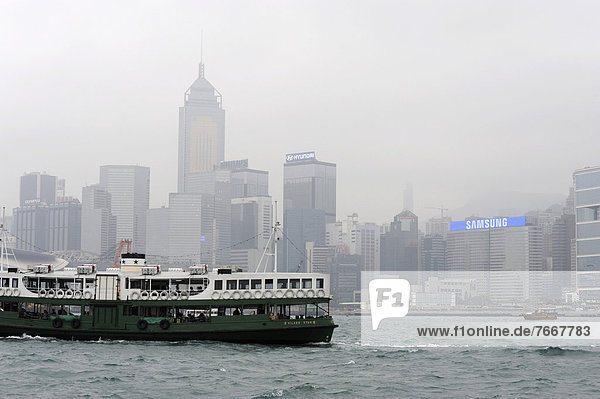 Fähre in der Bucht zum Victoria Harbour und Hong Kong Island  Hongkong  China  Asien