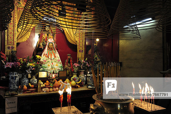 Altar im chinesischen Tempel im Sheung Wan Viertel  Hong Kong Island  Hongkong  China  Asien