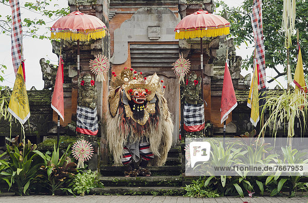 Barong vor geschmücktem Hindu-Tempel in Batubulan  Bali  Indonesien  Asien