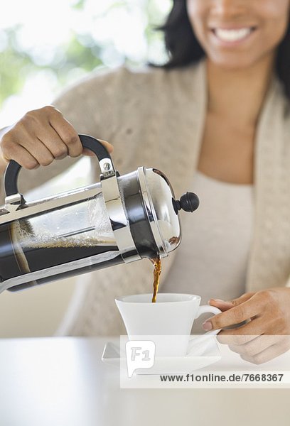 Frau eingießen einschenken Kaffee