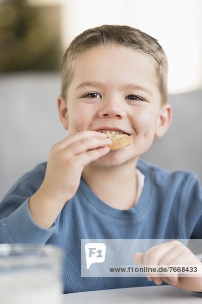 Junge - Person 5-6 Jahre 5 bis 6 Jahre essen essend isst Keks